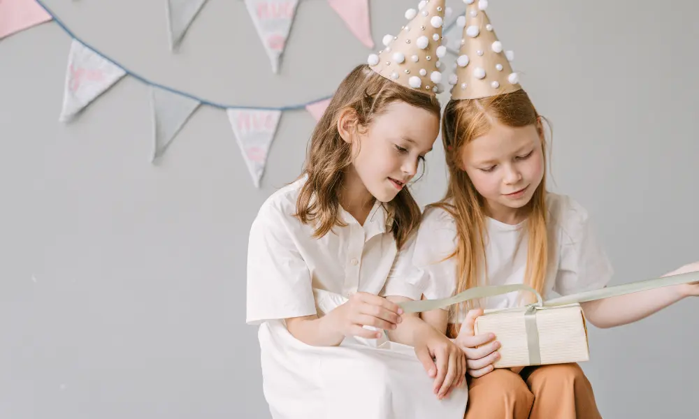 Kindergeburtstag im Winter zwei Mädchen mit Partyhut