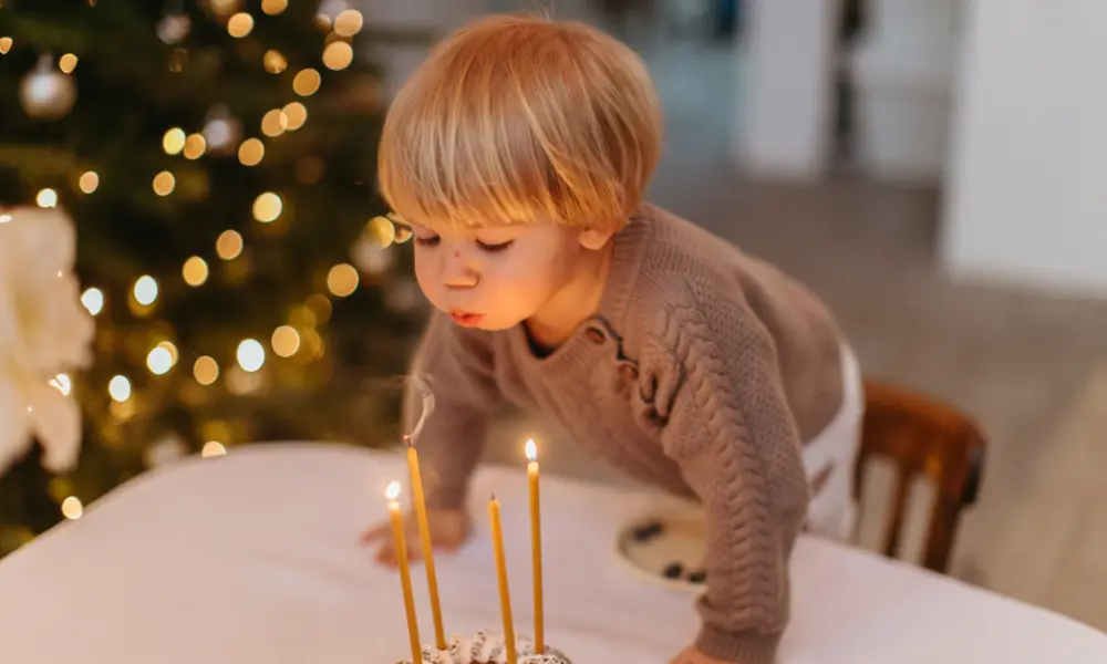 Wintergeburtstag Junge mit Kerzen und Kuchen